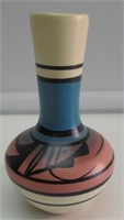 SIGNED NATIVE AMERICAN 5" VASE. VERY NICE.
