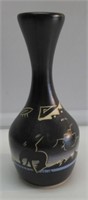 SIGNED NATIVE AMERICAN 8" POTTERY VASE. VERY