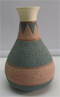 SIGNED NATIVE AMERICAN 8" POTTERY VASE. VERY