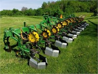 John Deere 845 12-Row Folding Cultivator