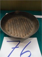 UNMARKED CAST IRON GRIDDLE PAN
