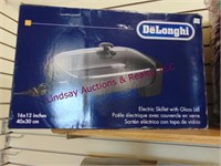 NIB DeLonghi Electric skillet with glass lid