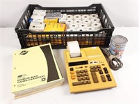 Calculatrice vintage, rouleaux, feuilles papier