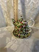 BOXED HOLLY BERRY TEAPOT/CUP FOR ONE - X MONEY