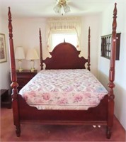 QUEEN SIZE POSTER BED