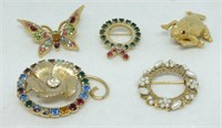 FIVE COSTUME BROOCHES