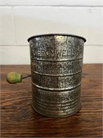 Bromwells vintage measuring sifter wood handle