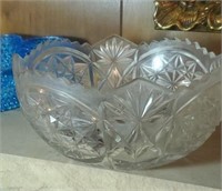 Pattern glass bowl approx 8 inches diameter
