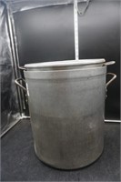 Large Stock Pot & Metal Strainer