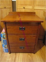 Wood 3 drawer night stand approx 24"x 19" x 32"