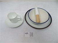 17 ASSORTED PORCELAIN PIECES  - SEE LIST