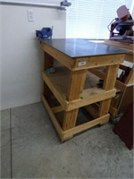 WELDING BENCH WITH VISE ON WHEELS