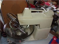OSTER MIXER WITH BEATERS AND BOWLS