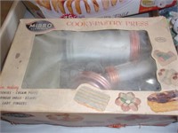 COOKIE PASTRY PRESS CHIP WAVE DISH CLAY DISH