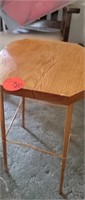 WOOD STOOL/STAND