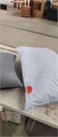5 PILLOWS AND SACK HOLDER