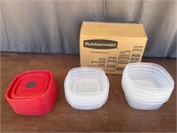 8 Rubbermaid storage containers with lids