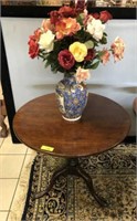 ROUND TILT TOP TABLE, ORIENTAL VASE/ART. FLOWERS