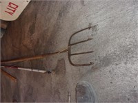 4 PRONG TEIDENT AND METAL LONG STAKE THING