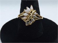 LADY'S COCKTAIL RING WITH OPALS