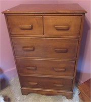 4-Drawer wood dresser. Measures: 44" H x 28" W x