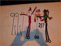 3 Wreath Hangers And 3 Bendable Figures (Bsmnt)