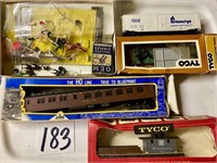 LOT MISC TRAIN CARS AND ACCESSORIES