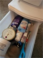 LITTLE PLASTIC DRAWERS WITH BATHROOM ITEMS