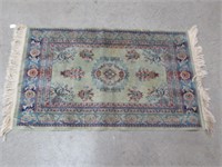 GREEN AREA RUG APPROX 2' X 3.5'