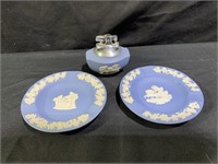 2 Wedgwood ash trays and table lighter