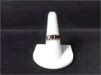 14K GOLD AND 5 RED STONE RING - SIZE 9 1/2