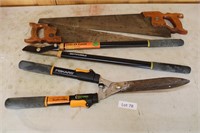 lot of 2 hands saws, pruners, lopper