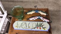 2 PCS OF DECOR AND 2 FISH THEMED HANGERS