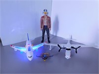 Lot de 3 avions jouet et figurine aviateur