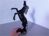 Sculpture de cheval cabré, fait dans une corne