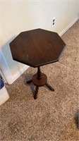 Wooden plant stand. Octagon top. 4 legs