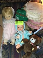 GROUP OF DOLLS AND STUFFED ANIMALS
