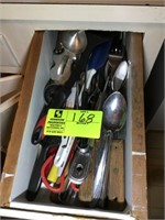 DRAWER WITH KITCHEN UTENSIL GROUP