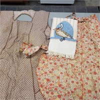 2 vintage dress aprons with pockets & kitchen