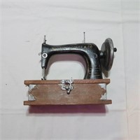 Decorative Sewing Machine w/storage box