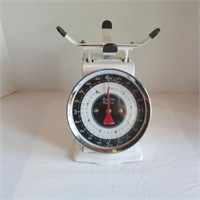 Kitchen Scale- weighs up to 8 lbs- as is