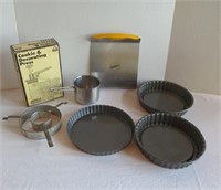 Kitchen Items- baking pans-etc-7 items