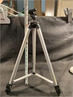 Samsonite Tripod Extends From 20" To 45"