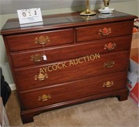 Wooden dresser w/5 drawers