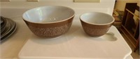 2 vintage Pyrex 401 and 403 mixing bowls, 1.5