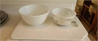 Two vintage Pyrex 401 and 402 mixing bowls