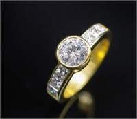 Round brilliant & Princess cut diamond ring
