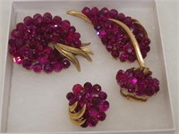 TRIFARI - 2 BROACHES & CLIP EARRINGS