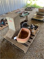 PALLET WITH FEEDERS, SEAT, WOODEN BOX