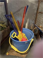 LOT OF OUTDOOR SAND TOYS & LARGE WATER PAIL